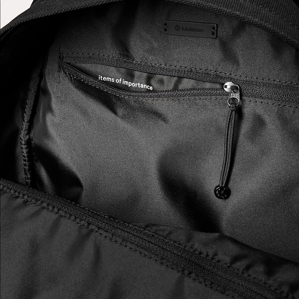 Lululemon everywhere backpack 17L $128 - Picture 6 of 8